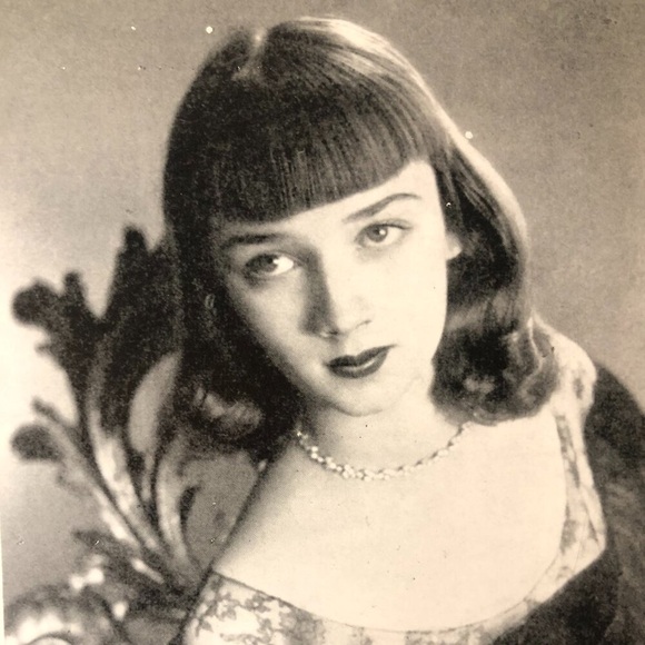 Meet your Posher, Lacy - Picture 2 of 3